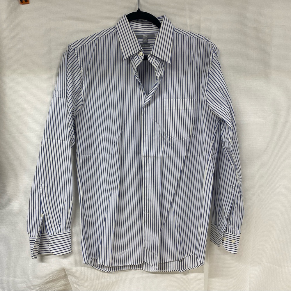 Uniqlo Men's Blue and Slim Fit White Striped Dress Shirt Size M